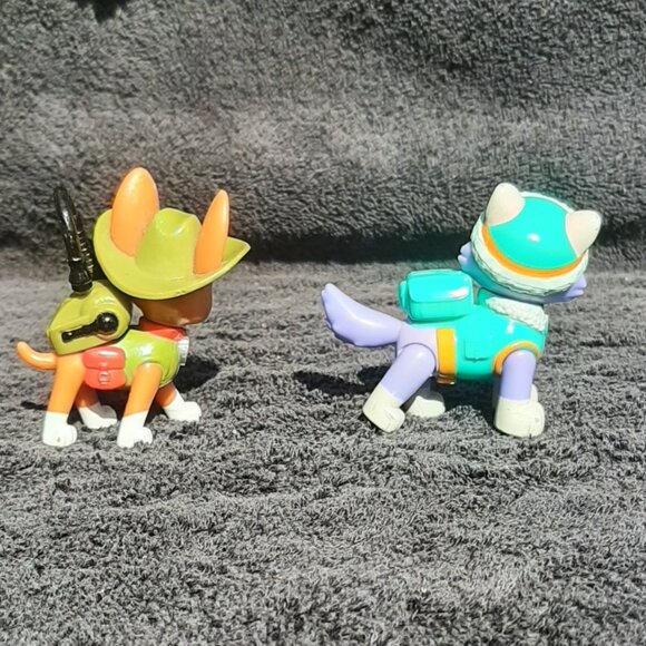 Paw Patrol Tracker and Everest Figures (2) - Picture 4 of 6